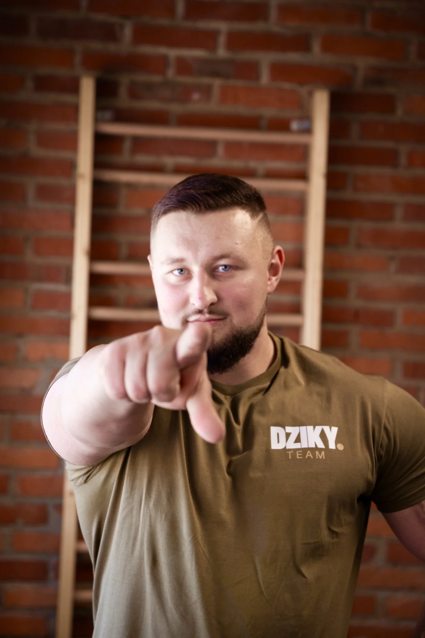 Mikołaj Babuśka wskazujący w stronę odbiorcy